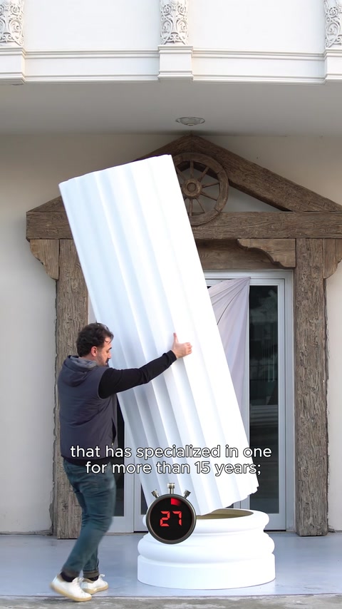 Un grande pannello decorativo bianco viene tenuto davanti a un'apertura di porta per l'applicazione