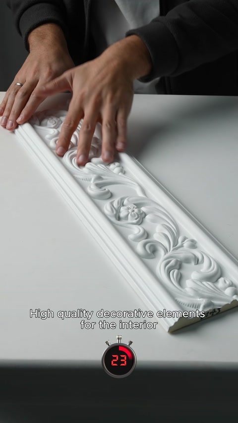 I dettagli della superficie di una modanatura decorativa in rilievo vengono controllati a mano