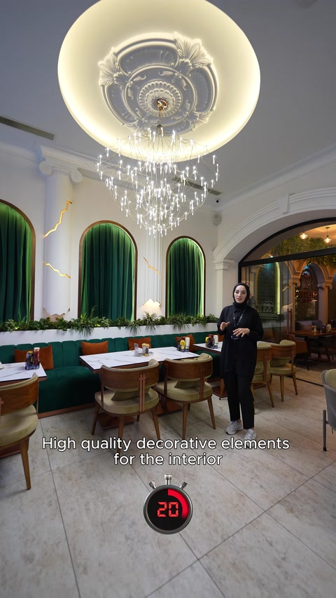 Un elegante interno di ristorante è completato da cornici per soffitto, un rosone e archi