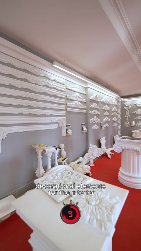 Cornici per soffitto, colonne e pannelli in rilievo sono disposti nello showroom