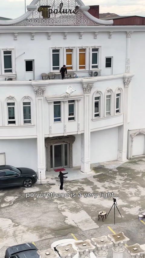 Cornici per finestre, colonne e ornamenti in rilievo sono esposti su una facciata curva