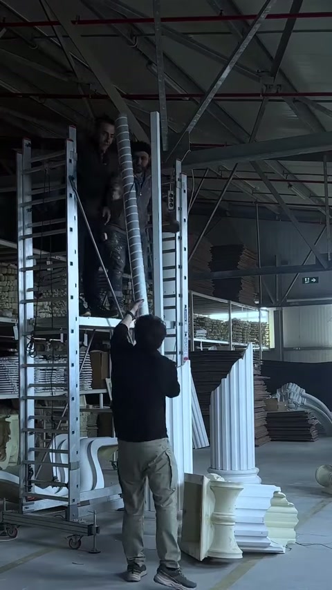 Mostra il processo di montaggio della colonna ionica in poliuretano in laboratorio.