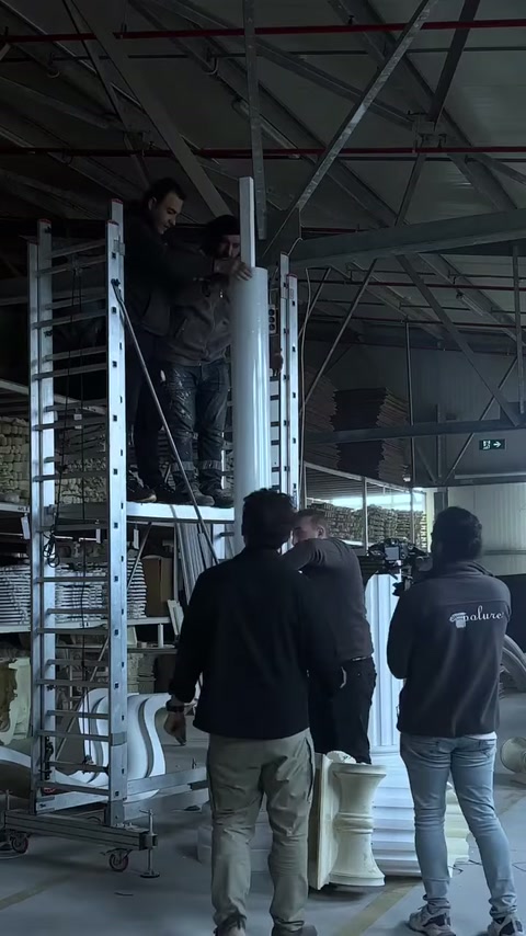 La squadra esamina insieme in laboratorio l’allineamento verticale dei componenti della colonna.