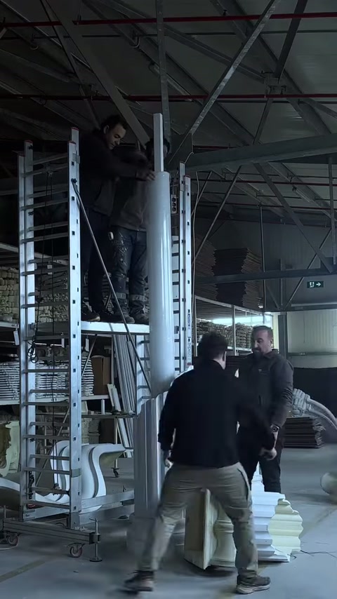 La sezione superiore del fusto della colonna viene posizionata all’altezza dell’impalcatura.