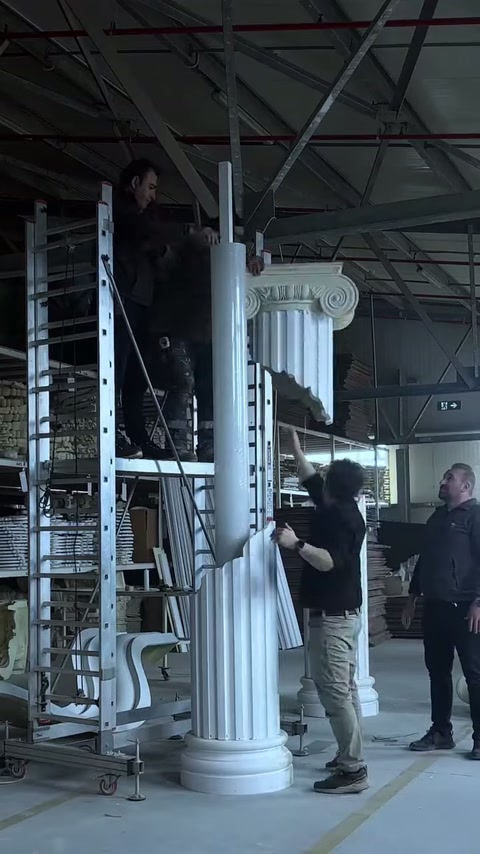 Il capitello ionico bianco viene posizionato sulla sommità della colonna in laboratorio.
