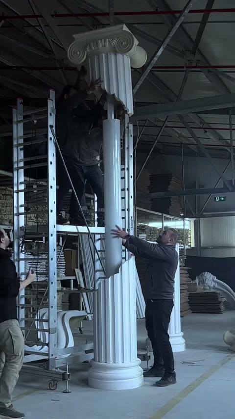 Mentre l’artigiano tiene il fusto scanalato, il capitello viene fissato nella parte superiore.
