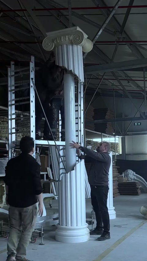 La parte superiore del fusto dall’effetto spezzato della colonna decorativa viene allineata a mano.