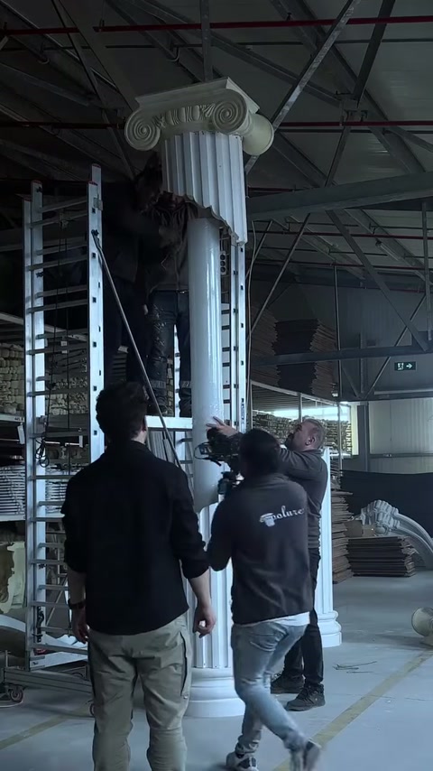 La squadra lavora intorno alla sezione aperta dell’effetto colonna spezzata.