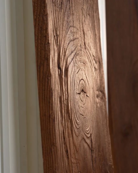 Primo piano di una trave verticale che mostra il dettaglio realistico della venatura del legno