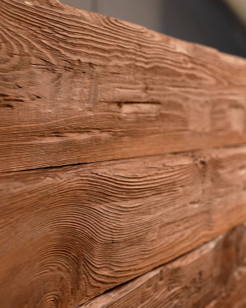 Primo piano della superficie orizzontale di una trave con texture di venatura naturale del legno