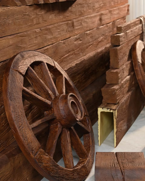 Ruota decorativa posizionata accanto a travi effetto legno con sezione a U