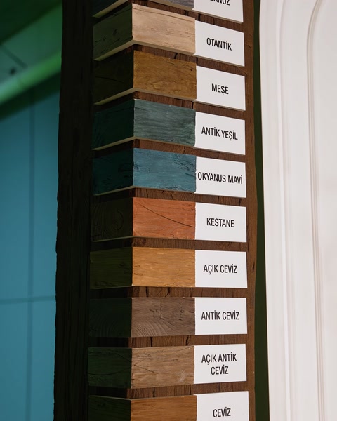 Cartella colori che mostra diverse opzioni di finitura effetto legno