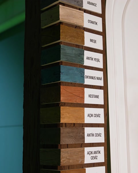Pannello campioni colore a parete con varie tonalità di legno