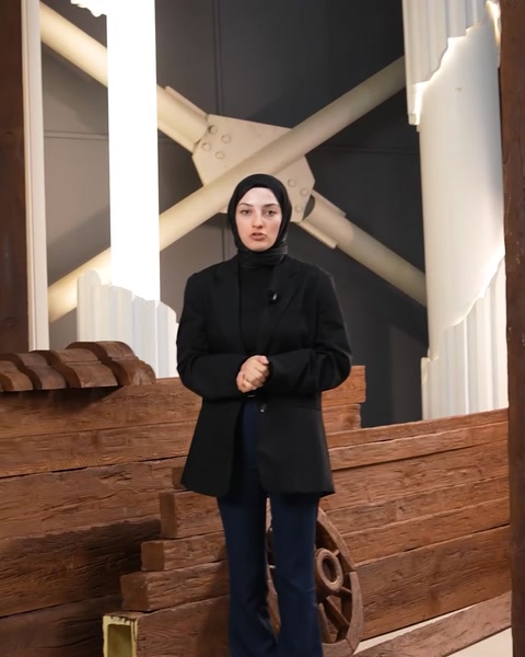 La presentatrice parla spiegando le caratteristiche dei prodotti in poliuretano effetto legno in showroom