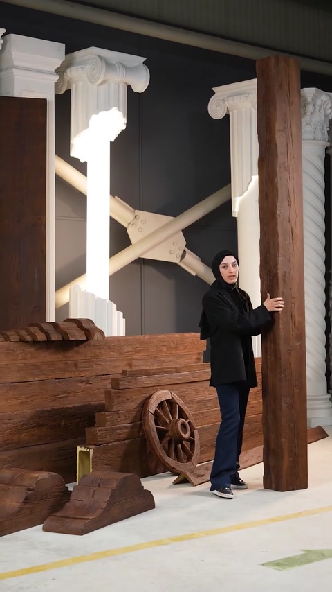 Presenter touches polyurethane column showing authentic wood-look surface