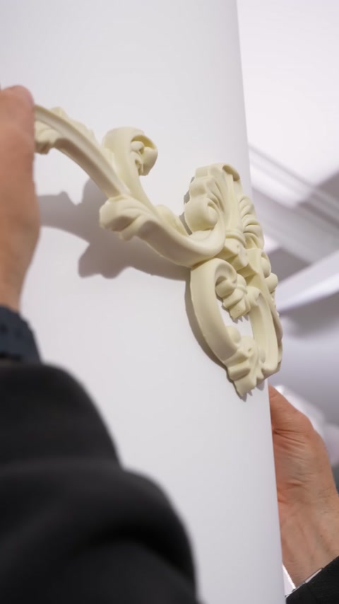 Viene mostrata la struttura chiaramente pieghevole di un elemento ornamentale flessibile