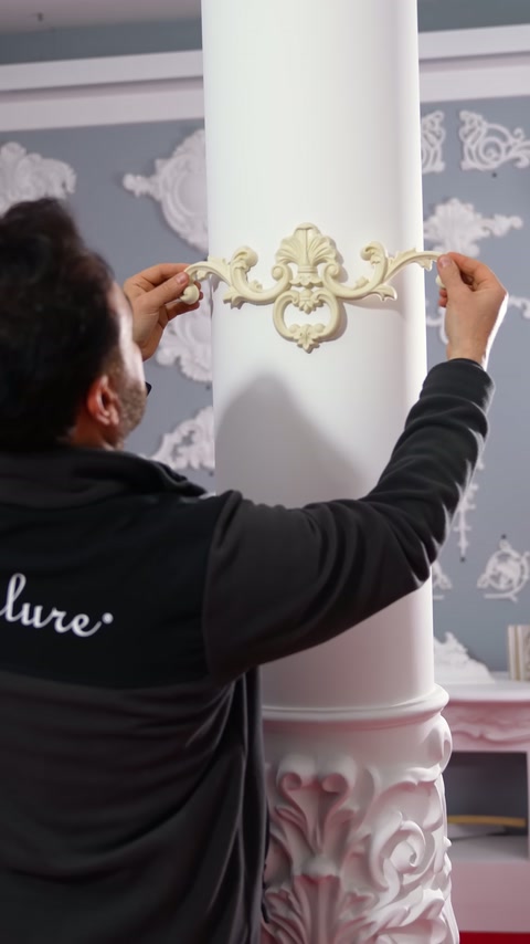 The centered motif appliqué is pressed onto the column's curved surface.