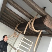 Rustic polyurethane ceiling beams with natural tones and balanced pastel decor Rustic polyurethane ceiling beamsThe use of polyurethane beams in ceiling design creates a strong rustic impression while