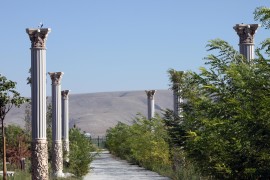 Poliüretan klasik sütun ve plato tasarımı ile dış mekan dekorasyonu Klasik Poliüretan Sütunlar ile Dış Mekan Dekorasyonu
Poliüretan malzeme, geleneksel taş sütunların görünümün�