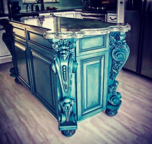 Poliüretan payandalı klasik masa ve ada tasarımları: villa dekorasyonu için fikirler <article><h1>Poliüretan Payandalı Klasik Masa/ADA: Tasarım ve Örnek Fikirler</h1><p>Klasik çizgilerle tasarlanmış bir masa ya da mutfak adası, poliüretan payandaların kabartılı formlarıyla birleştiğinde mekâna heykelsi bir karakter katar. Turkuaza yakın koyu-yeşil esintili eskitme boya ve dalgalı kenarlı taş bir tabla ile tamamlandığında hem dekoratif hem de dayanıklı bir merkez unsur elde edilir.</p><h2>Neden poliüretan?</h2><ul><li>Hafif ama detay tutuculuğu yüksek; derin kabartılar net görünür.</li><li>Neme ve sıcaklık değişimlerine karşı formunu korur; iç mekânlarda uzun ömürlüdür.</li><li>Su bazlı boyalarla kolayca renklendirilir; eskitme ve patine uygulamaları başarılıdır.</li><li>Ahşap ve metal iskeletlerle rahat entegre olur; montajı pratik ve ekonomiktir.</li></ul><h2>Tasarım özellikleri</h2><p>Çerçeve panelli gövde, volüt ve yaprak benzeri kabartılarla zenginleştirilmiş payandalar, klasik dokuya vurgu yapar. Koyu eskitme efektleri köşe ve oyuklarda toplanarak derinlik verir. Dalgalı profilli taş veya taş görünümlü üst tabla, renk geçişleriyle sofistike bir görünüm oluşturur.</p><h2>Uygulama adımları (özet)</h2><ul><li>Ölçülendirme: Gövde iskeleti ve tabla kalınlığını belirleyin; taşıyıcı profilleri planlayın.</li><li>Yüzey hazırlığı: Zımpara, astar ve gerekli dolgu işlemlerini tamamlayın.</li><li>Montaj: Payandaları uygun yapıştırıcı ve gizli bağlantılarla sabitleyin; gerektiğinde L bağlantı ve iç çelik destek kullanın.</li><li>Boya: Ana rengi uygulayın; ardından glazür/Patine ile gölgeler verin; son kat mat veya saten vernikle koruyun.</li></ul><h2>Ölçü ve sağlamlık ipuçları</h2><p>Taş tablalarda kütle artacağı için gövde içinde taşıyıcı profil kullanmak önemlidir. Oturma amaçlı çıkıntılarda yaklaşık 25–30 cm’lik pay çoğu senaryoda konfor sağlar. Geniş açıklıklarda sarkmayı önlemek için gizli destekler tercih edin.</p><h2>Renk ve yüzey önerileri</h2><ul><li>Turkuaz-eskitme + duman gri taş: Klasik ama canlı bir odak.</li><li>Krem gövde + hafif altın vurgular: Zarif ve sakin bir villa atmosferi.</li><li>Antrasit gövde + açık mermer: Modern-klasik denge.</li><li>Fırça izi belirgin mat vernik: El işçiliği etkisini öne çıkarır.</li></ul><h2>Kullanım senaryoları</h2><ul><li>Mutfak adası: Servis ve hazırlık alanını görsel bir merkezle birleştirir.</li><li>Salon konsolu: Aynalı bir duvarla eşleştirildiğinde girişte etkileyici bir karşılama sunar.</li><li>Yemek alanı yan ünitesi: Saklama ve sunum fonksiyonlarını dekoratif biçimde taşır.</li></ul><h2>Bakım</h2><p>Tozları yumuşak bir fırça veya mikrofiber bezle alın. Leke durumunda nötr, su bazlı temizleyiciler tercih edin. Yüzey koruması için vernik tabakasını kullanım yoğunluğuna bağlı olarak belirli aralıklarla yenileyin.</p><h2>Model fikirleri</h2><ul><li>Çift payandalı kısa kenarlar ve panelli uzun yüzeyler.</li><li>Köşe payandalarında kademeli volütler ve geniş bazalar.</li><li>Dalgalı profil kenarlı taş tabla ile kontrast oluşturma.</li></ul><p>Bu yaklaşımlar, klasik villa ruhunu öne çıkarırken poliüretanın teknik avantajları sayesinde bakım ve kullanım kolaylığı sunar.</p></article>