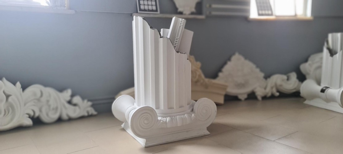 Poliüretan İyon Sütun Başlığı ile Şık Saksı Tasarımları - Dış Mekan Klasik ve Özel Dekorasyon Modelleri ve Fikirleri <p>

    <article>
        <h1>Poliüretan İyon Sütun Başlığından Saksı Tasarımı</h1>
        <section>
            <h2>Dış Mekan Tasarımı</h2>
            <p>Poliüretan, hafifliği ve dayanıklılığı ile dış mekan dekorasyonunda sıkça tercih edilen bir malzemedir. Poliüretan iyon sütun başlıkları, estetik bir görünüm sunarak saksı tasarımlarında yenilikçi bir yaklaşım sağlar. Bu tasarımlar, dış mekanlarda şıklığı ve zarafeti artırmak için idealdir.</p>
        </section>
        <section>
            <h2>Klasik ve Modern Tasarım Modelleri</h2>
            <p>Poliüretan saksı tasarımları, klasik ve modern stilleri bir araya getirerek farklı zevklere hitap eder. Klasik tasarımlar, geleneksel motifler ve detaylarla zenginleştirilirken, modern tasarımlar sade ve minimalist çizgilerle öne çıkar. Her iki stil de dış mekanlarda etkileyici bir atmosfer yaratır.</p>
        </section>
        <section>
            <h2>Özel Dekorasyon Fikirleri</h2>
            <p>Poliüretan saksılar, çeşitli dekorasyon fikirleri ile kişiselleştirilebilir. Renk seçimi, doku uygulamaları ve eklemelerle saksılarınızı benzersiz hale getirebilirsiniz. Ayrıca, bitki türlerine göre saksı boyutları ve şekilleri de değiştirilebilir, böylece her mekana uygun bir tasarım elde edilebilir.</p>
        </section>
        <section>
            <h2>Tasarım ve Uygulama Örnekleri</h2>
            <p>Poliüretan saksı tasarımlarında çeşitli uygulama örnekleri bulunmaktadır. Bahçelerde, teraslarda veya balkonlarda kullanılabilecek farklı boyut ve şekillerde saksılar, bitkilerinizi ön plana çıkarır. Ayrıca, saksıların yerleştirileceği alanlar da göz önünde bulundurularak, mekanın genel dekorasyonuna uyum sağlaması hedeflenir.</p>
        </section>
    </article>

</p><br><hr></hr>