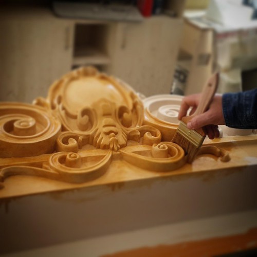 Pedimenti in poliuretano per ville classiche con motivi ornamentali <h2>Pedimenti decorativi in poliuretano</h2><p>I pedimenti in <strong>poliuretano</strong> costituiscono una soluzione moderna e raffinata per conferire carattere a una villa in stile classico. La lavorazione tridimensionale permette di ottenere profonde volute, motivi a spirale e rosoni centrali che evocano antiche architetture greche e romane. Questi elementi non solo impreziosiscono lo spazio, ma aggiungono senso di proporzione e ritmo alla struttura.</p><p>La superficie accuratamente sagomata può presentare finiture dorate o in tonalità neutre, facilmente personalizzabili a seconda del contesto architettonico. Rispetto alla pietra o al legno, il <strong>materiale</strong> poliuretanico garantisce leggerezza e praticità, facilitando il montaggio e riducendo i costi senza compromettere l'eleganza.</p><h2>Motivi e dettagli ornamentali</h2><p>I motivi spesso includono <strong>ornamenti</strong> floreali, volute barocche e scudi centrali, elementi che si sposano perfettamente con una villa classica. Le forme arcuate e i dettagli simmetrici rafforzano l'identità estetica, creando un'atmosfera di prestigio e raffinatezza. L'intaglio centrale funge da punto focale, mentre le curve laterali distribuiscono armoniosamente il decoro.</p><ul><li>Volute simmetriche in rilievo</li><li>Dettagli fogliati e motivi vegetali</li><li>Uso di rosoni e cornici ornamentali</li></ul><p>Nella storia, i pedimenti hanno avuto un ruolo centrale nell'architettura classica, fungendo da elemento di coronamento nei templi antichi. Oggi, grazie al <strong>design</strong> in poliuretano, è possibile reinterpretare quel fascino con maggiore versatilità.</p>

<p>I pedimenti in <strong>poliuretano</strong> sono ideali per ville classiche eleganti. La loro leggerezza facilita il montaggio. Le <strong>volute</strong> decorative creano dinamismo visivo. Ogni dettaglio inciso evoca tradizione antica. Le simmetrie aggiungono armonia agli spazi. La superficie liscia accoglie vernici e patine. Il <strong>motivo ornamentale</strong> centrale funge da punto focale. Le spirali laterali bilanciano il design complessivo. Le finiture dorate donano un tocco prezioso. Il materiale resistente assicura durata nel tempo. I pedimenti arricchiscono sia interni che facciate. L'uso di forme curve dona fluidità raffinata. I rosoni centrali completano la composizione. Questo <strong>design</strong> classico rimanda alla storia antica. Ogni villa ottiene un carattere distintivo con tali decorazioni.</p>