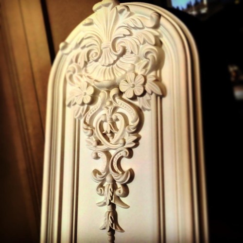 Poliüretan klasik panel süsleme ile villa dekorasyonunda zarafet <h2>Klasik çizgide hafif ve dayanıklı süslemeler</h2><p>Poliüretan panel süsleme, klasik villa dekorasyonunda kabartma derinliği ve ince işçilik etkisini pratik bir şekilde sunar. Kavisli pano formları, akantus yaprakları ve çiçek demetleriyle zenginleşen simetrik kompozisyonlar, krem tonlarda boyandığında yumuşak gölgeler oluşturur ve mekâna seçkin bir karakter katar.</p><p>Yüksek detaylı kabartmalar, ince kıvrımlar ve damla formunda kartuşlarla birleşerek duvar panolarında odak noktası işlevi görür. Mat ya da saten bitişler, yüzeydeki derinliği belirginleştirir.</p><h2>Neden poliüretan?</h2><ul><li>Hafif ve güçlü: Büyük boyutlarda bile duvara ekstra yük bindirmez.</li><li>Neme ve darbelere dayanıklı: Çatlama ve kabarma riskini azaltır.</li><li>Boyanabilir yüzey: Akrilik, su bazlı veya solvent uyumlu boyalarla renklendirilebilir.</li><li>Hızlı montaj: Yapıştırıcı ve birkaç çivi/vida ile pratik kurulum.</li><li>Bakım kolaylığı: Toz tutmayan, temizlemesi kolay yapı.</li></ul><h2>Kullanım alanları</h2><ul><li>Duvar panosu ve çerçeve çıtalama kompozisyonları</li><li>Kapı üstü ve niş taçları</li><li>Tavan göbeği ve perdelik bitişleri</li><li>Sütun başlığı, pilastr ve lento detayları</li><li>Aynalık ve şömine üstü vurgu panelleri</li></ul><h2>Tasarım ipuçları</h2><ul><li>Renk: Kırık beyaz, fildişi ve bej tonları zamansız bir temel sunar; konturlarda ince altın varak veya şampanya vurguları şıklık katar.</li><li>Oran: Panel yüksekliğini duvar net yüksekliğinin yaklaşık 1/3–2/3 aralığında tutmak denge sağlar.</li><li>Kompozisyon: Kavisli üst panolar, merkezde kartuş ve aşağı doğru uzayan kabartma ile uyumlu bir ritim yaratır.</li><li>Işık: Sıcak ve yumuşak aydınlatma kabartmaların gölgelerini belirginleştirir, derinlik hissini artırır.</li></ul><h2>Montaj ve boyama adımları</h2><ol><li>Yüzeyi temizleyip astarlayın; toz ve yağdan arındırın.</li><li>Kuru deneme yaparak hizayı ve merkez noktayı belirleyin.</li><li>Poliüretan için uygun mastik/yapıştırıcı uygulayın, gerekirse ince çivilerle sabitleyin.</li><li>Ek yerlerini akrilik dolgu ile kapatın, kuruduktan sonra hafifçe zımparalayın.</li><li>Uygun astar sürün; ardından 2 kat su bazlı akrilik boya ile bitirin.</li><li>İsteğe bağlı olarak detaylarda patina veya varak vurguları ekleyin.</li></ol><h2>Bakım</h2><p>Yumuşak bir toz fırçası veya nemli bez ile düzenli temizlik yeterlidir. Sert kimyasallardan kaçınmak yüzey bütünlüğünü korur.</p><h2>Örnek kombinasyon fikri</h2><p>Kavisli üst çerçeveli bir duvar panelinde, merkezde akantus ve çiçek kabartmalarından oluşan zarif bir kartuş kullanın. Krem tonlu boya ve ince altın konturlar ile salon veya antrede sofistike bir odak noktası elde edebilirsiniz.</p><h2>Teknik notlar</h2><ul><li>Malzeme: Yüksek yoğunluklu poliüretan.</li><li>Kesim: İnce dişli testere ve gönye aparatı ile temiz açı geçişleri.</li><li>Kullanım: İç mekân için idealdir; doğrudan yoğun ısı kaynaklarından uzak konumlandırın.</li></ul>