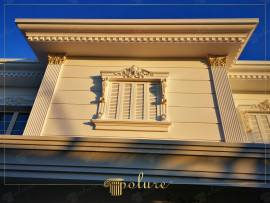 Polyurethane Elegance on Classic Facades with the Touch of Light When the golden lights of the sunset hit the classical exterior of this villa, polyurethane columns and Corinthian column capitals display a dazzling beauty. Window jambs and eaves moldings add an elegant depth and sophisticated air to the architecture, while polyurethane panel covering models blend modern durability with classical aesthetics. The villa in this picture has a classical exterior. It offers an excellent source of inspiration for facade decoration. The play of light and shadow, emphasizing the richness of the structure and attention to detail, highlights the beauty of classical architecture. Each detail underlines how this type of exterior design reflects a timeless sense of aesthetics